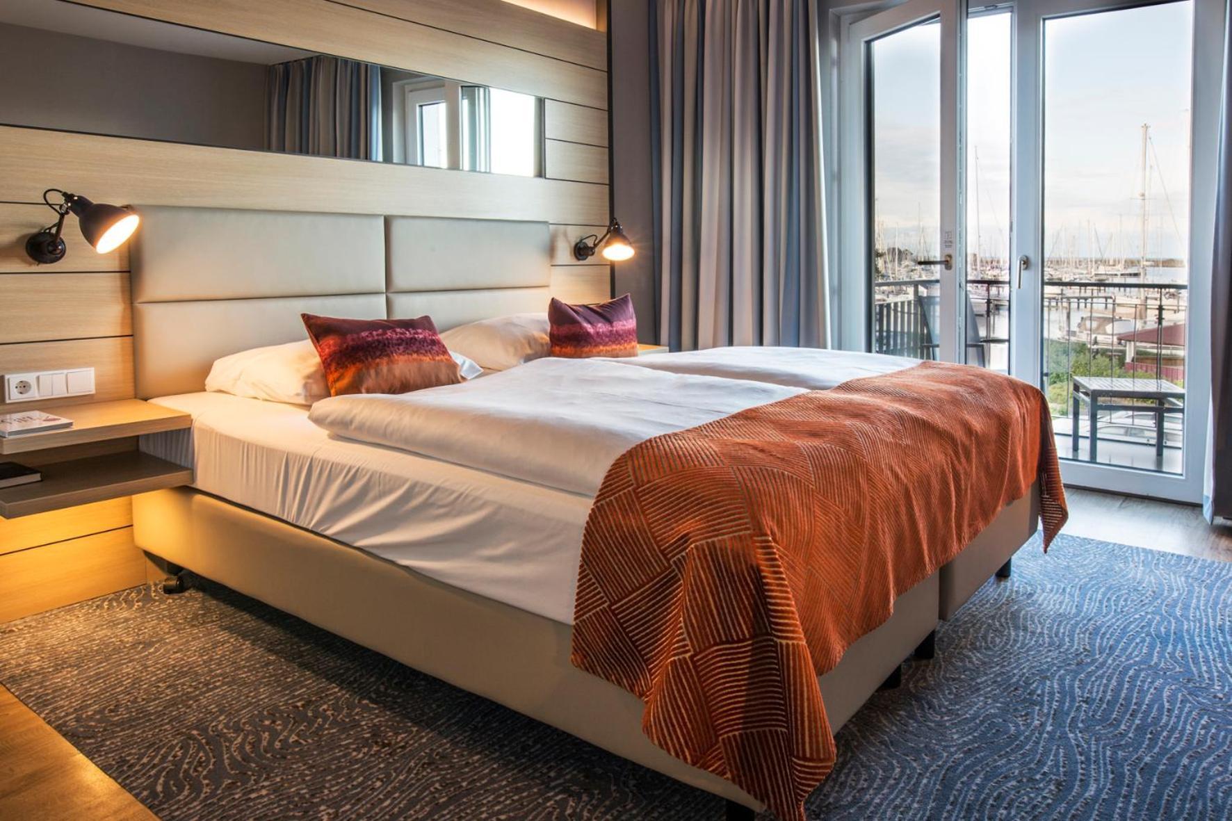 Hafenhotel Meereszeiten Гайлігенгафен Екстер'єр фото
