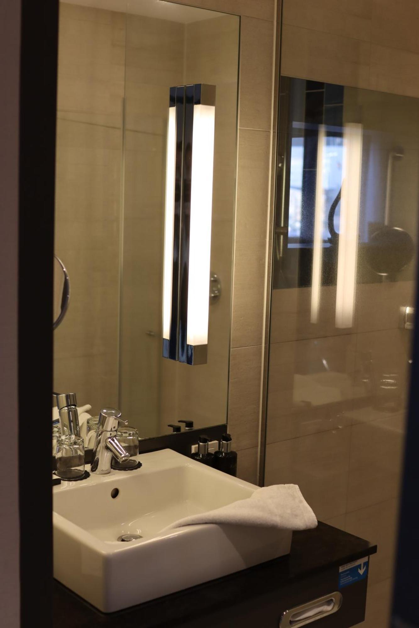 Hafenhotel Meereszeiten Гайлігенгафен Екстер'єр фото